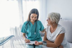 Lee más sobre el artículo Oposiciones Auxiliar de Enfermería: Requisitos, plazas, convocatorias y más info 2022